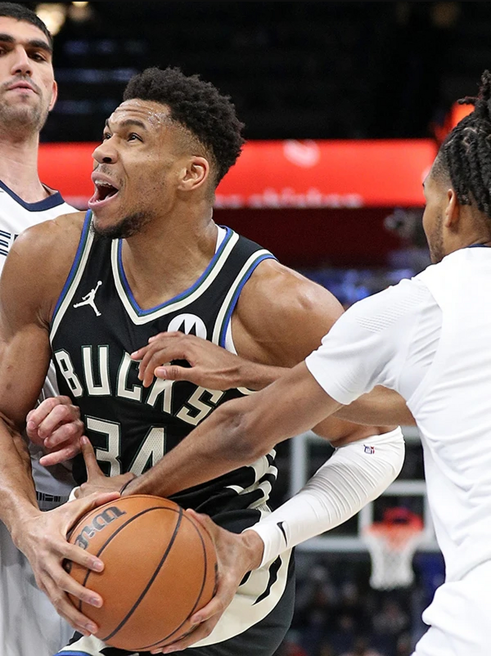 亚博-包含字母哥爆冷击败巴塞罗那,关键助攻引爆全场!的词条